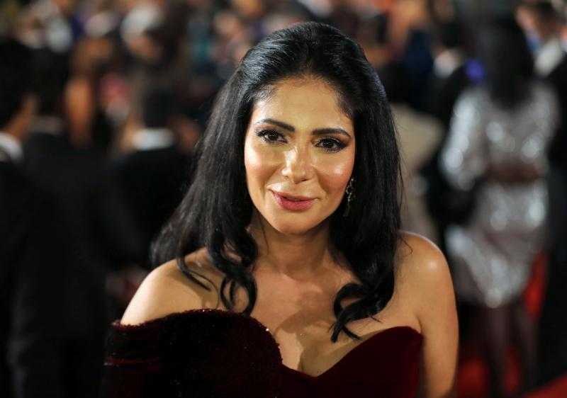 منى زكي تدعو جمهورها للقاء مباشر بأحد المسارح