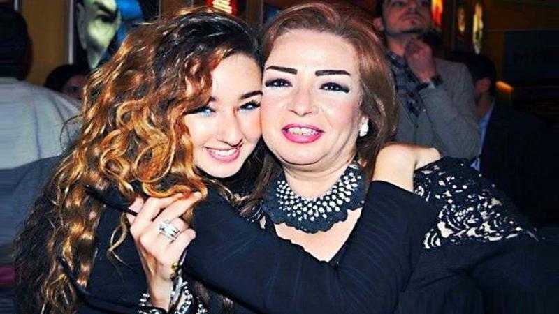 هنا الزاهد تطلب من جمهورها الدعاء لوالدتها قبل اجراء عملية جراحية
