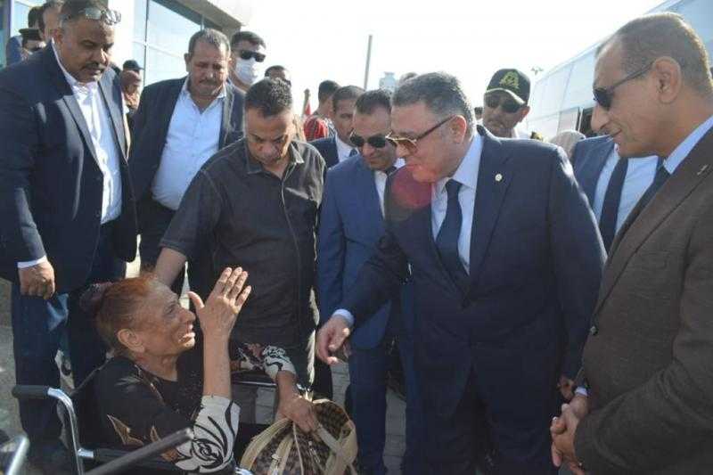 عودة آمنة.. محافظ البحر الأحمر يستقبل 466 عائداً من السودان بميناء سفاجا البحري