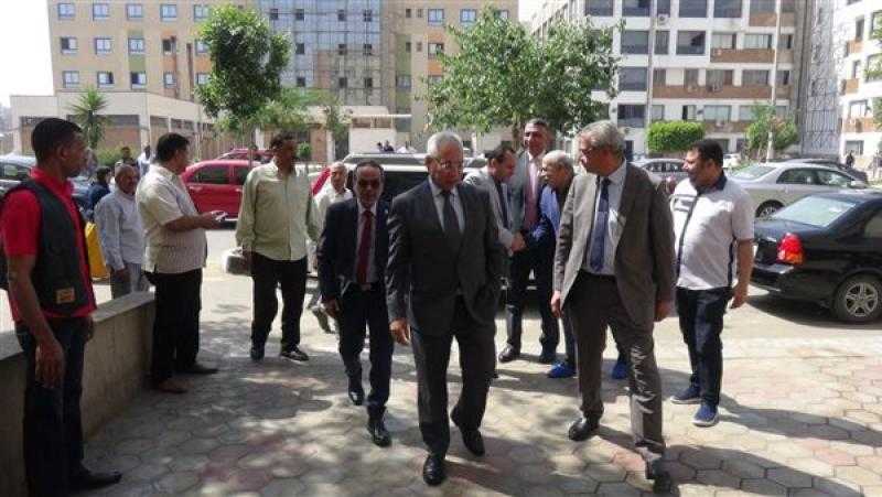 جولة مفاجئة.. رئيس جامعة المنيا يتفقد انتظام سير العمل بالمستشفيات الجامعية