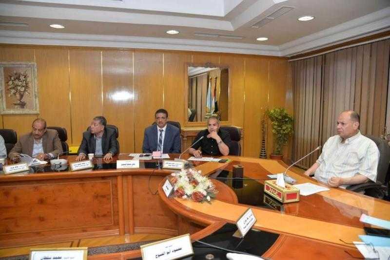 محافظ أسيوط يعقد اجتماعا مع مسئولي الري وحماية النيل.. تفاصيل