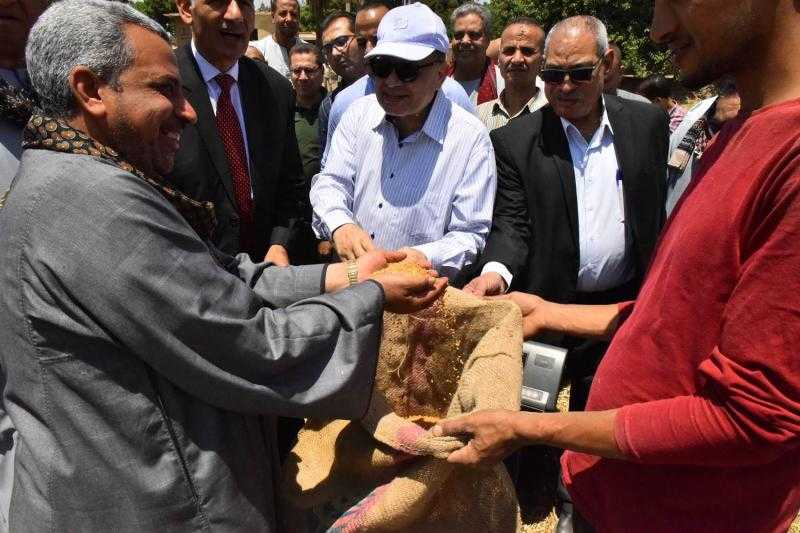 محافظ أسيوط يتفقد حصاد محصول القمح بأحد الحقول في منفلوط.. صور