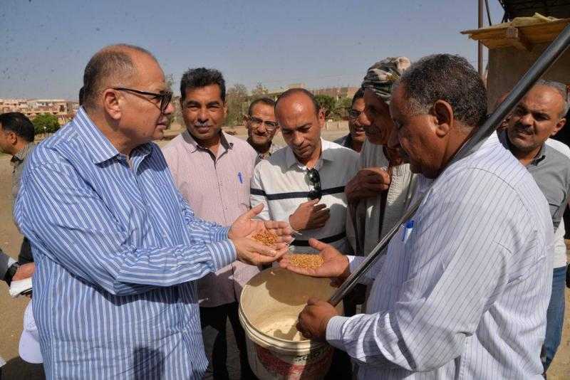 محافظ أسيوط : توريد 25 ألف طن قمح للشون والصوامع بمراكز وقرى أسيوط منذ بدء التوريد وحتى اليوم