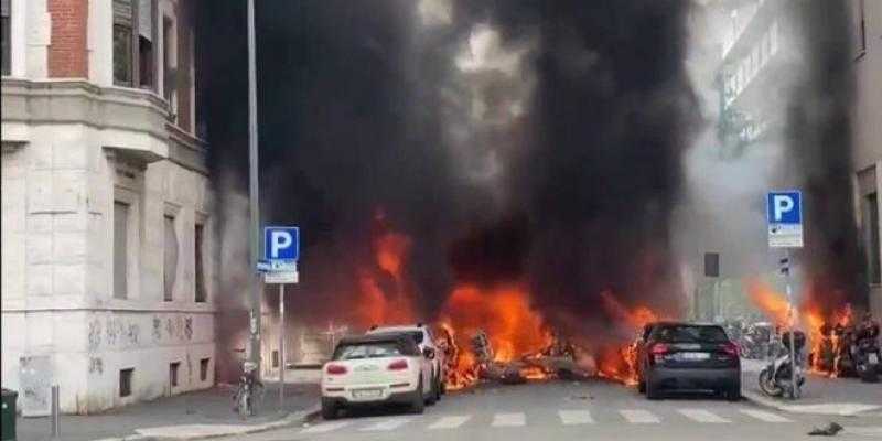 اندلاع النيران في عدة سيارات بعد وقوع انفجار بوسط مدينة ميلانو الإيطالية