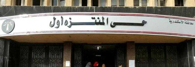 إزالة أجزاء عالقة بعقار قديم متصدع بحي المنتزه بالأسكندرية