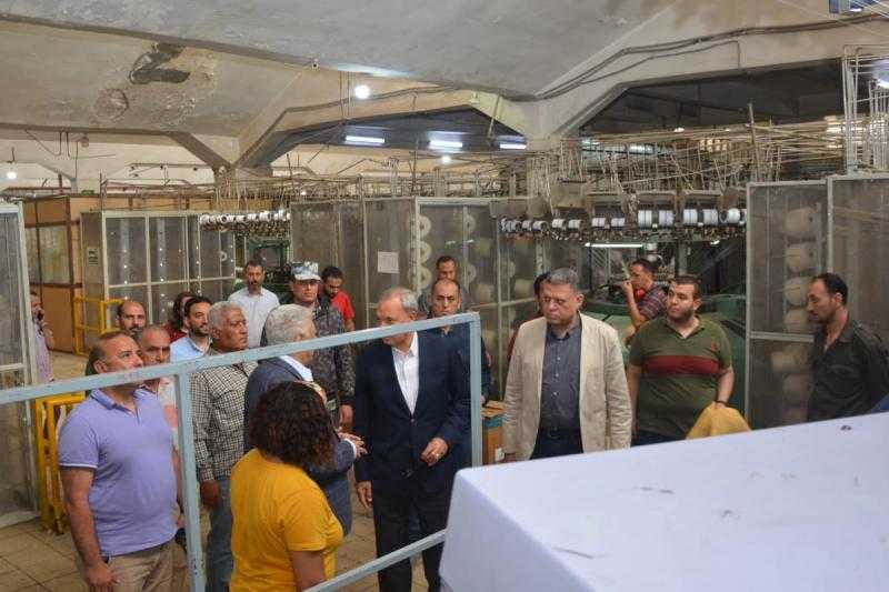 محافظ القليوبية يتفقد إحدى شركات الغزل والمنسوجات بشبرا الخيمة