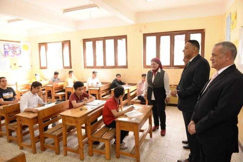 محافظ الدقهلية ووكيل وزارة التعليم يتفقدان لجان امتحانات الشهادة الإعدادية في المنصورة