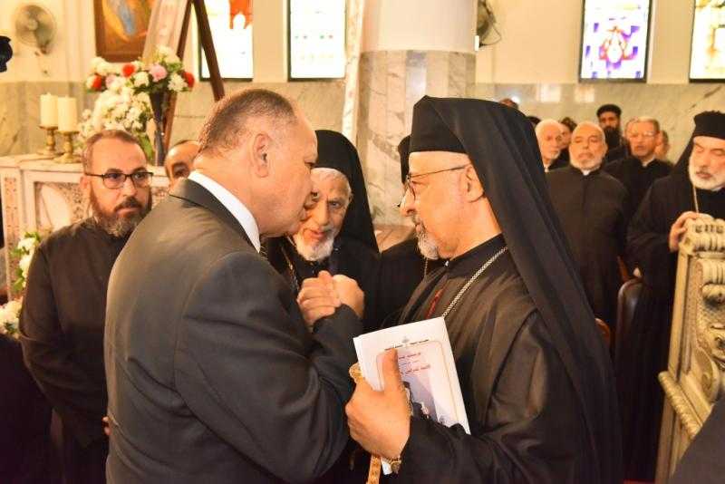محافظ أسيوط يشهد صلاة جنازة الأنبا كيرلس المطران