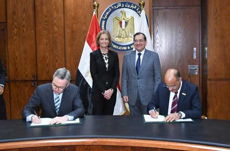«البترول» توقّع اتفاقية مع النرويج لإنتاج الميثانول الأخضر