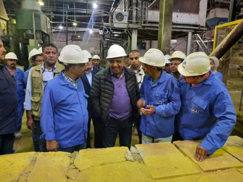 في زيارة مفاجئة.. وزير قطاع الأعمال العام يتفقد مصانع شركة الإسكندرية للحراريات