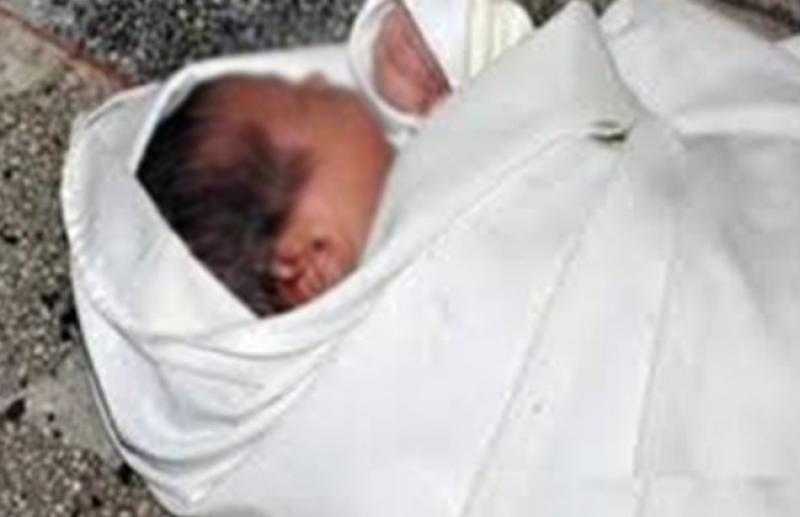 العثور على رضيع داخل حقيبة بجوار موقف بالأقصر