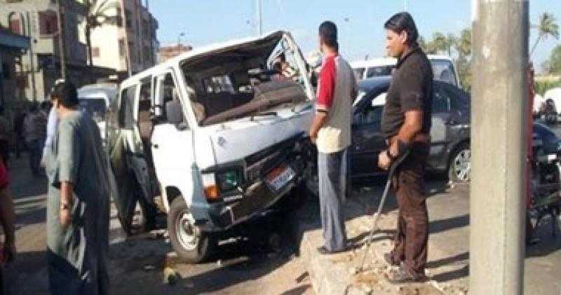 مصرع شخص وإصابة 3 آخرين في تصادم ميكروباص بعربة كارو بطريق أسيوط- القوصية