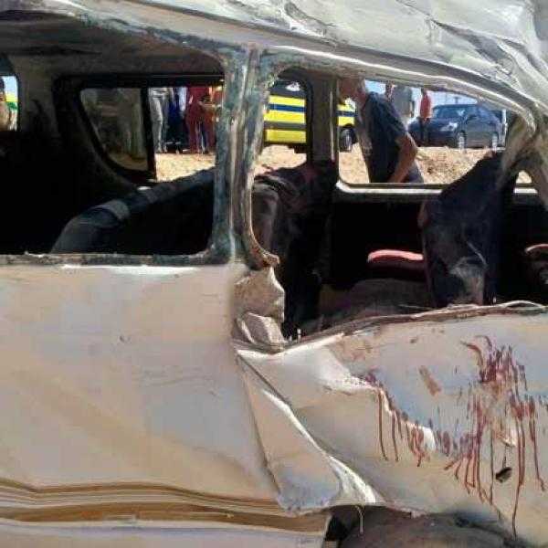 إصابة 15 عاملا في انقلاب ميكروباص على الطريق الصحراوي الغربي بقنا.. صور