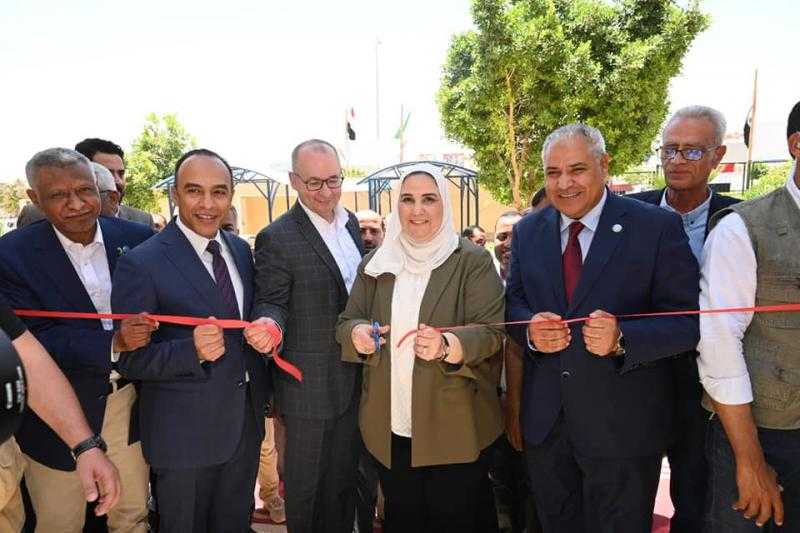 وزيرة التضامن تزور قرية الشيخ مسعود وتفتتح مركز التدريب بمديرية المنيا.. صور