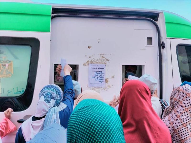 توقيع الكشف على 1359 مواطنًا بالقافلة الطبية المجانية بـ”الحسينية” بالفيوم