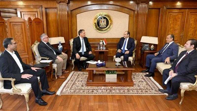 وزير التجارة: الحكومة تسعي لجعل السوق المصري مركزاً لإنتاج سيارات مرسيدس