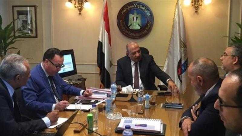 وزير قطاع الأعمال: 32 مليار جنيه حجم العوائد الاستثمارية للمشروعات المطروحة في 3 محافظات