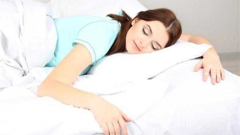 لازم ننام قبل 12 بالليل.. خبير يوجه نصائح للحصول على قسط كافي من النوم