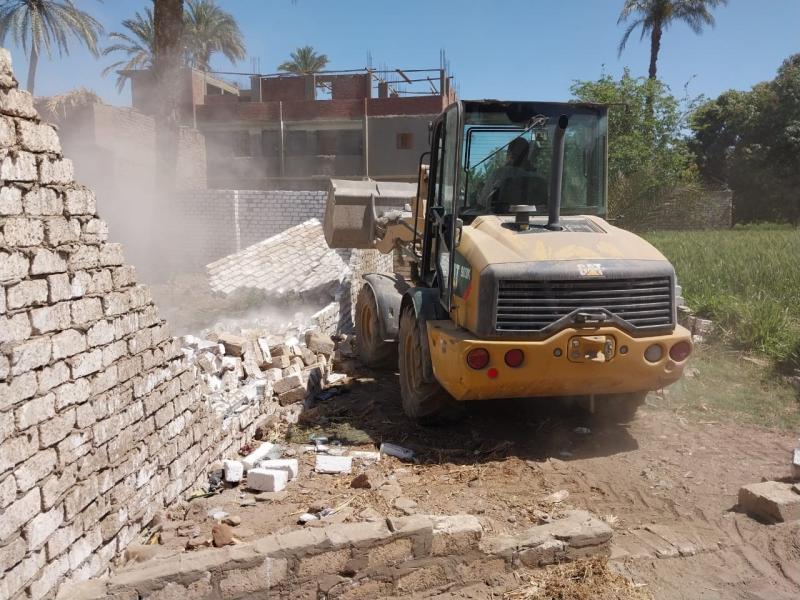 وقف تعديات ومخالفات بناء في مركز بسيون بالغربية