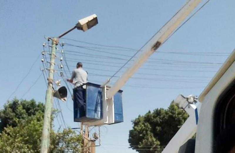 حملة لترشيد الكهرباء على طرق طهطا وداخل المنشآت الحكومية| صور