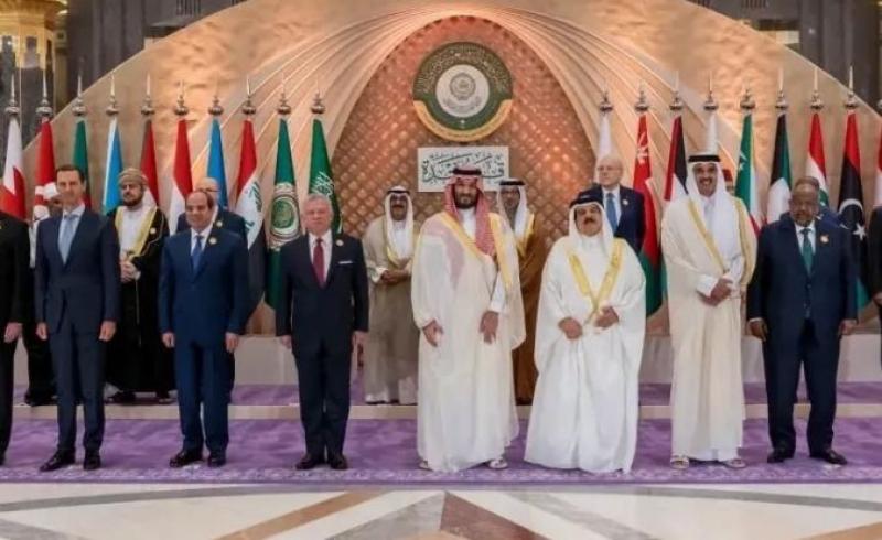 ولي العهد السعودي يرحب بالأسد في القمة العربية
