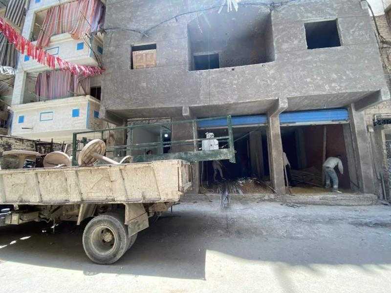 بدء إزالة عقار من 6 طوابق يُهدد حياة المواطنين شرق الإسكندرية | صور