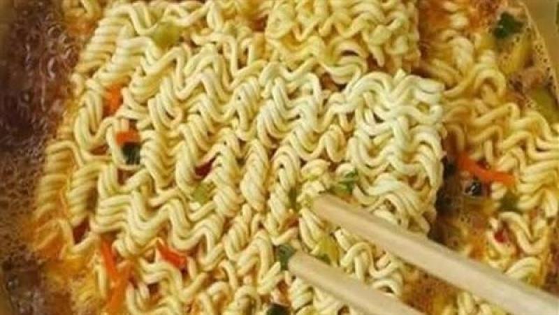 هل يسبب الإندومي الوفاة؟.. أستاذ جهاز هضمي يُجيب