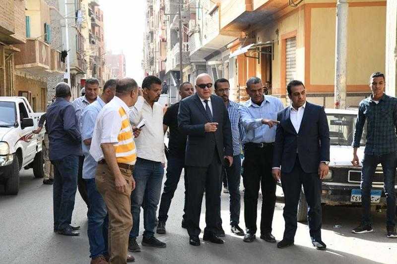 محافظ قنا يتفقد أعمال الرصف بعدد من مناطق المدينة | صور