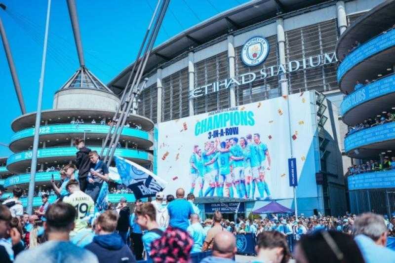 استقبال حافل لنجوم مانشستر سيتي في ملعب الاتحاد بعد ضمان التتويج بالدوري الإنجليزي