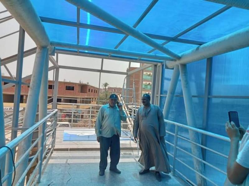 متابعة استكمال تغطية كوبري المشاة أعلي السكة الحديد بمدينة المنشأة | صور