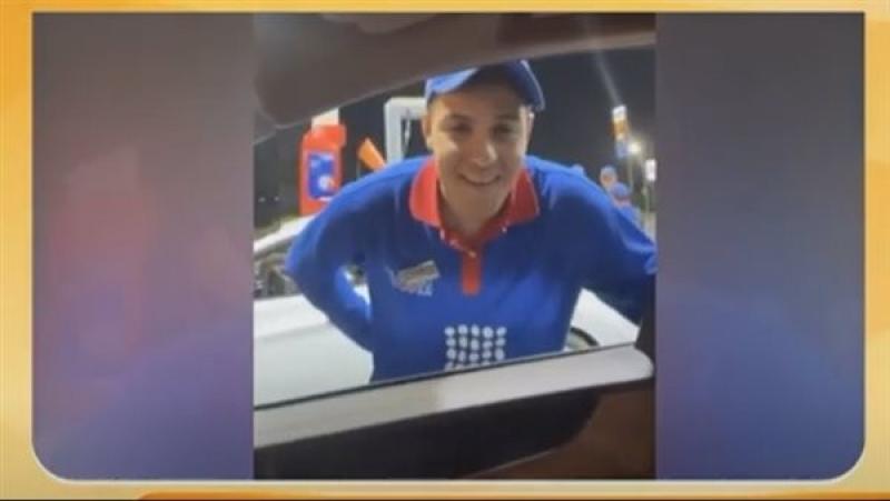 صاحب فيديو محمد حماقي يكشف تفاصيل لقائهما في ”البنزينة”