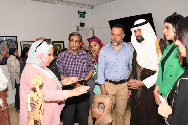 بالصور.. مؤسسة الرؤى العربية تنظم معرضا للفنون التشكيلية