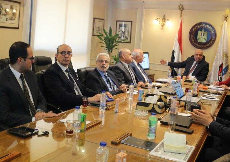 وزير قطاع الأعمال يستعرض سياسات التسويق استعدادا لافتتاح مصانع الغزل الجديدة
