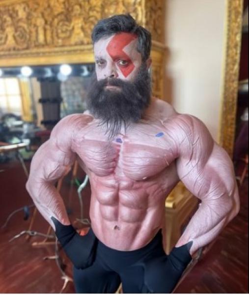محمد هنيدي يمازح جمهوره بصورة من الجيم