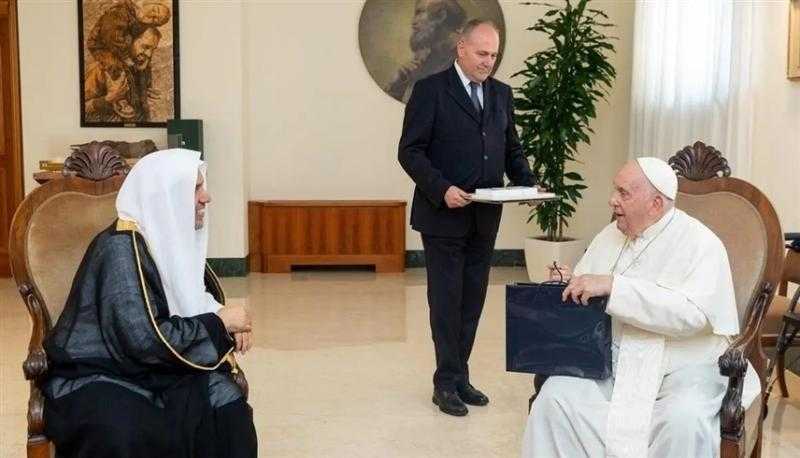 بابا الفاتيكان وأمين عام رابطة العالم الإسلامي يبحثان نبذ الكراهية والعنصرية