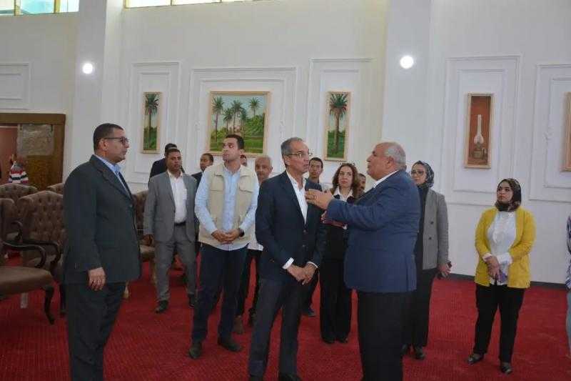 وزير الاتصالات يتفقد مشروعات الربط الإلكتروني للعاصمة الإدارية بالخارجة.. صور