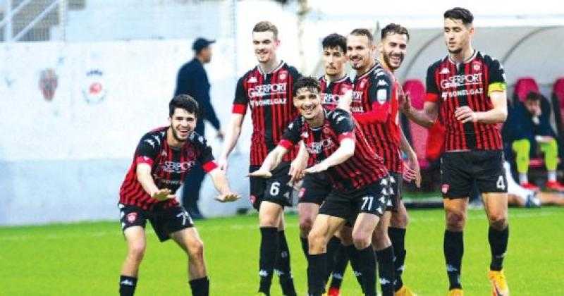 اتحاد الجزائر يقترب من كأس الكونفيدرالية الأفريقية بثنائية في عقر دار يانج أفريكانز
