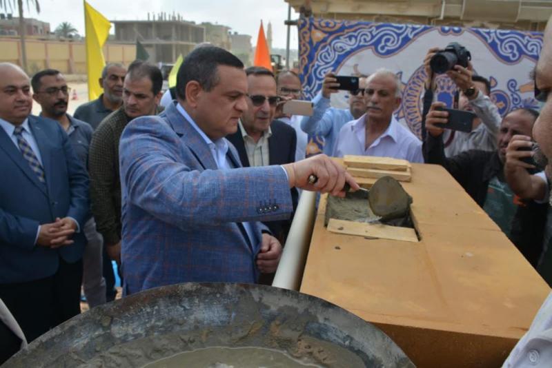 وزير التنمية المحلية يضع حجر أساس مركز خدمات مصر بالعريش