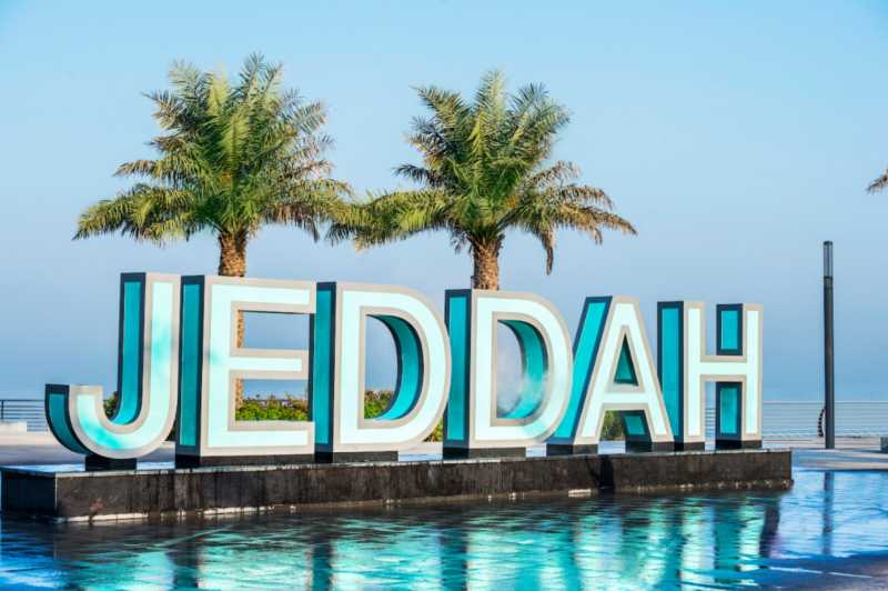السعودية تسمح لحاملي التأشيرات السياحية بالسفر إلى جدة والمدينة المنورة