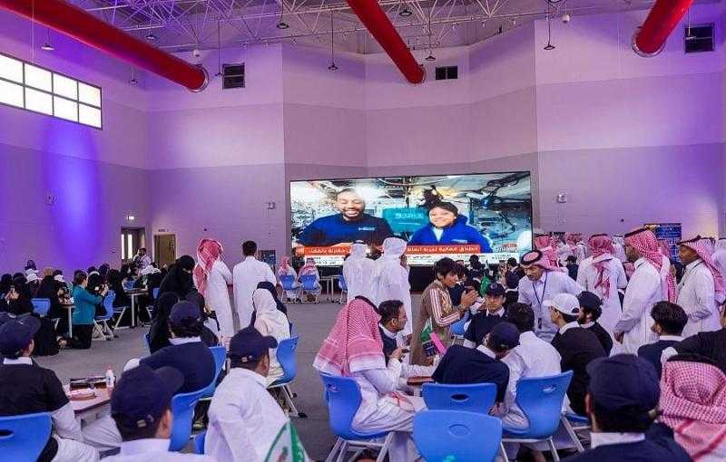 رائدا الفضاء السعوديان يجريان تجربة ”الانتقال الحراري” مع طلاب المدارس في المملكة