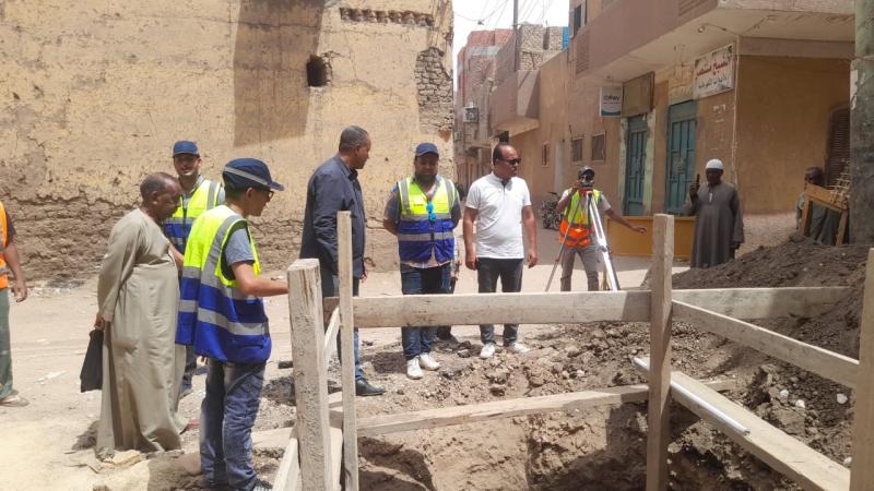 رئيس مدينة الطود في الأقصر يتفقد مشروع الصرف الصحي بالعديسات | صور
