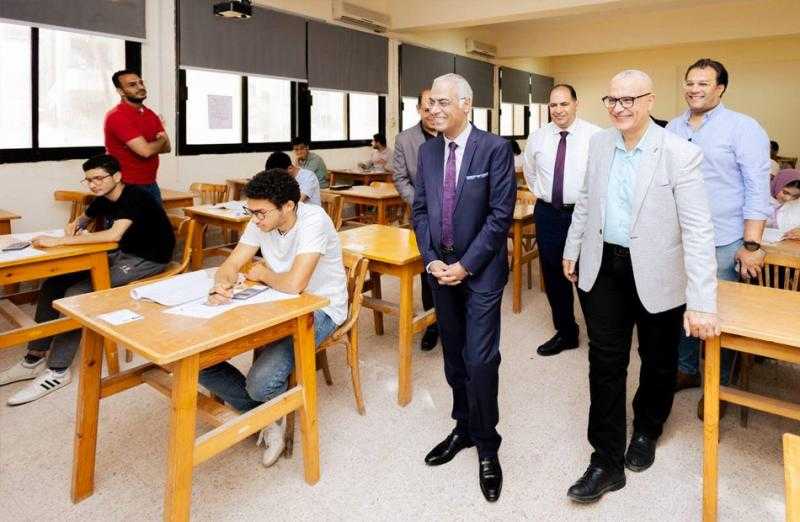 رئيس جامعة بورسعيد يتفقد لجان امتحانات كلية الهندسة | صور