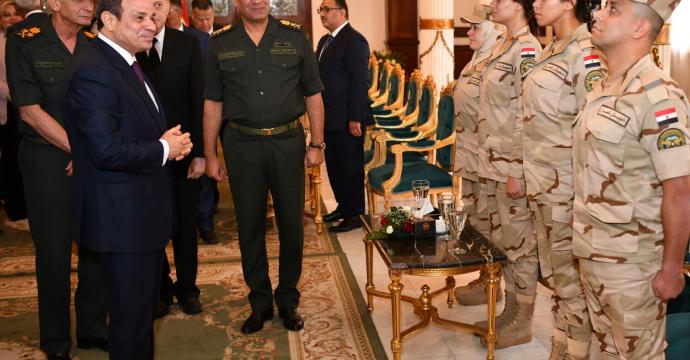 السيسي يشهد اختبارات المتقدمين للالتحاق بوظائف وزارة التعليم.. ويؤكد: نحرص على انتقاء الأفضل