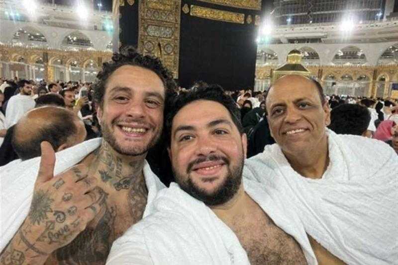 أحمد الفيشاوي يثير غضب السوشيال ميديا بظهوره بملابس الإحرام وعلى جسده ”تاتو”