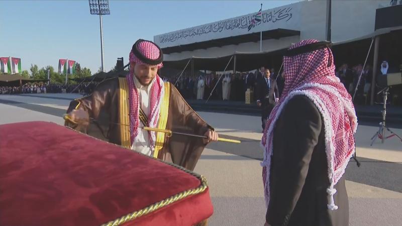 العاهل الأردني يهدي ولي عهده سيفا بمناسبة زفافه