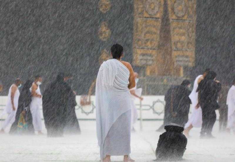 أمطار رعدية غزيرة على الحرم المكي وتحذير من عواصف وسيول