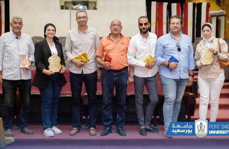 رئيس جامعة بورسعيد يكرم موظفي الجامعة الفائزين في المسابقات الدينية والثقافية