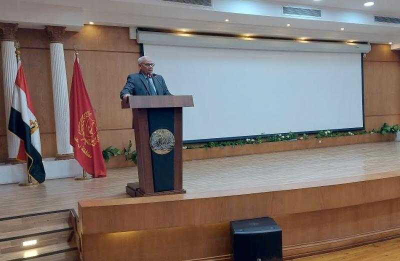 محافظ بورسعيد يؤكد أهمية دور عامل النظافة خلال لقائه بإدارات الأمن والنظافة| صور