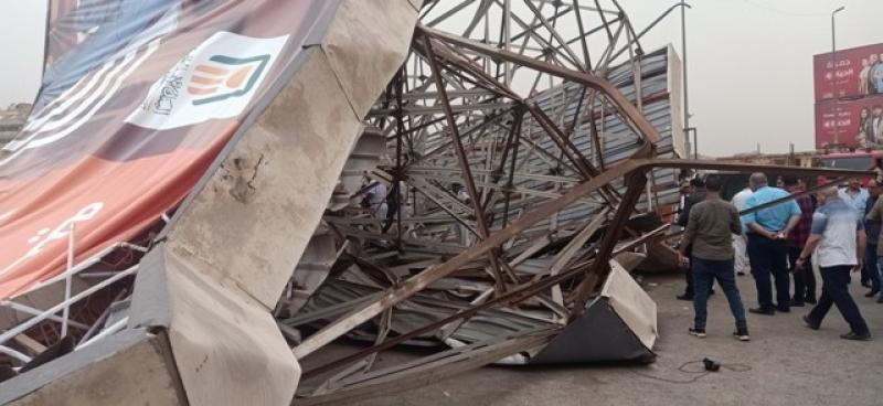 مصرع شخص وإصابة آخران إثر سقوط لافتة إعلانات أعلى كوبري أكتوبر