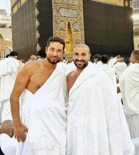 أحمد سعد وعمرو سعد يؤديان مناسك العمرة